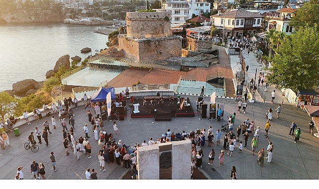 hidirlik-kulesinin-muhtesem-atmosferinde-konser-keyfi.jpg