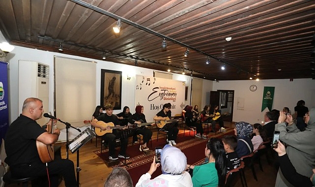 inegol-belediyesinin-gitar-kursu-kursiyerleri-sertifikalarini-aldi.jpg