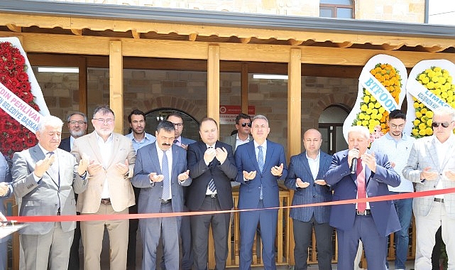 izmir-bakircay-universitesi-faruk-demir-camii-ibadete-acildi.jpg