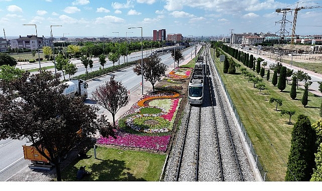 konya-buyuksehirin-ciceklerle-bezedigi-cadde-ve-parklar-goz-kamastiriyor.jpg