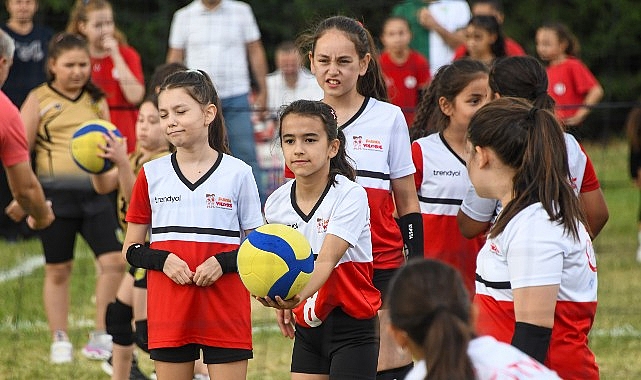mini-voleybol-senliginde-cocuklar-madalyalarini-aldi.jpg