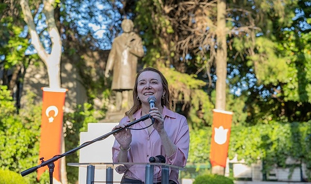 nazim-hikmet-konakta-heykeli-basinda-duzenlenen-torenle-anildi.jpg