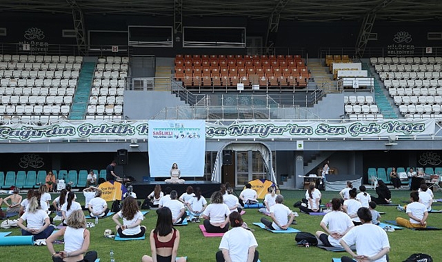 saglikli-yaslanma-icin-yoga-yaptilar.jpg