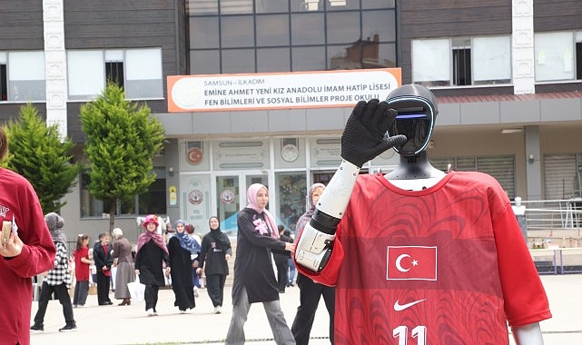 turkiyenin-nufusa-kayitli-robotu-canikman-ogrencilerle-bulustu.jpg