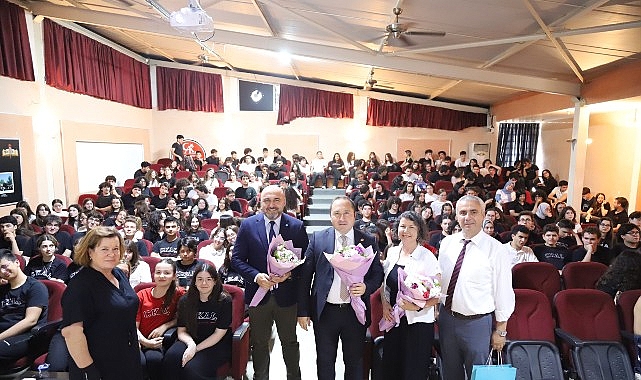 universite-sinavi-oncesinde-rektor-akpinardan-liselerde-kariyer-bulusmalari.jpg