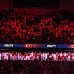 vodafonedan-voleybol-milletler-liginde-millilere-hologram-tribunden-destek.jpg
