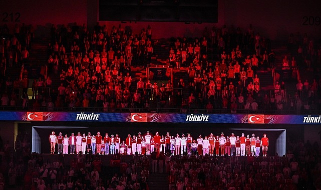vodafonedan-voleybol-milletler-liginde-millilere-hologram-tribunden-destek.jpg