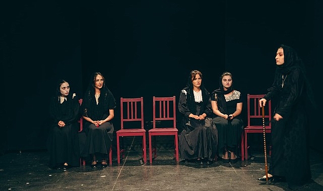 yeditepe-universitesi-ogrencilerinden-bernarda-albanin-evi-tiyatrosu.jpg