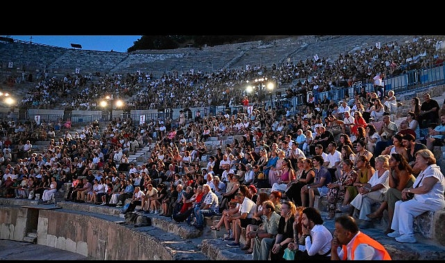9-uluslararasi-efes-opera-ve-bale-festivalinde-carmina-burana-sahnelendi.jpg