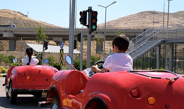 asarlik-trafik-egitim-parkurunda-her-gun-50-cocuk-kurallari-ogreniyor.jpg