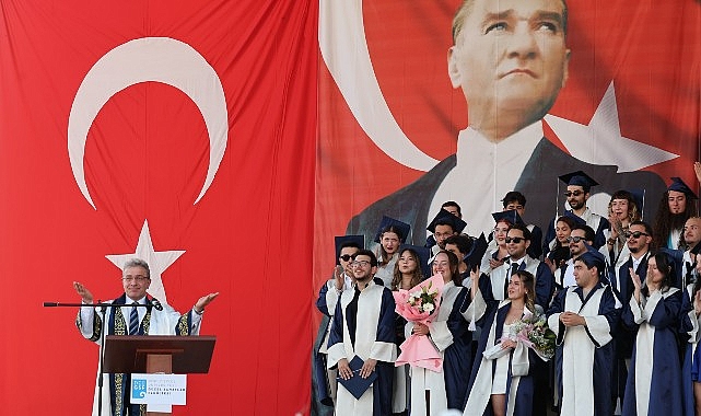 deu-guzel-sanatlar-fakultesinde-mezuniyet-coskusu-baskan-cemil-tugay-esinin-mezuniyet-sevincine-ortak-oldu.jpg