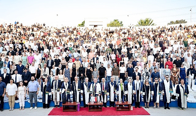 deu-hukuk-fakultesi-ve-adalet-myoda-mezuniyet-coskusu.jpg