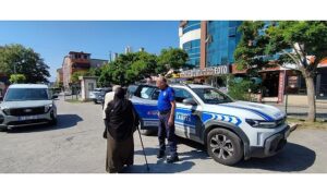 Büyükşehir Zabıtası yaşlı çifti yolda bırakmadı