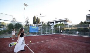 Çeşme’de spora yeni yatırım: 16 Eylül Kurtuluş Parkı’na padel kortu kazandırıldı