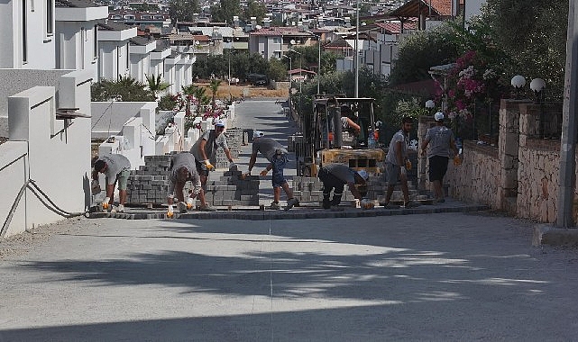 Didim Belediyesi Akbük’te parka taşı döşeme çalışmalarını sürdürüyor