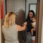 Karşıyaka Belediyesi’nden yeni doğan bebeklere sıcak karşılama