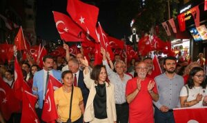 Karşıyaka Çarşısı 30 Ağustos’ta gelincik tarlasına dönüştü!