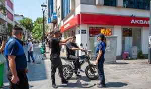 Karşıyaka Çarşısı’nda araç denetimleri sürüyor