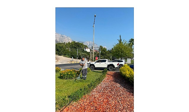 Kemer Atatürk Caddesi’nde peyzaj çalışması