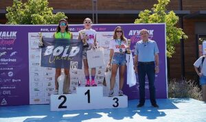 Ayvalık’ta yarı maratonun şampiyonları ödüllerini aldı