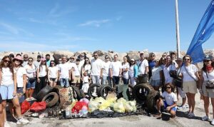 Çeşme kıyılarından 1,5 ton atık çıkarıldı