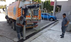 Kemer’de okul bahçelerinde yeni eğitim yılı öncesi temizlik çalışması