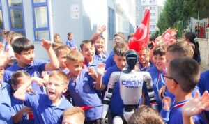 Türkiye’nin Nüfusa Kayıtlı İlk İnsansı Robotu Öğrencileri Sıralarda Karşıladı