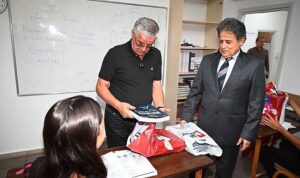 Öğrencilere ücretsiz kitapları dağıtıldı